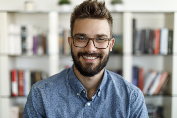 微笑的年轻人在家里参加在线会议图片下载