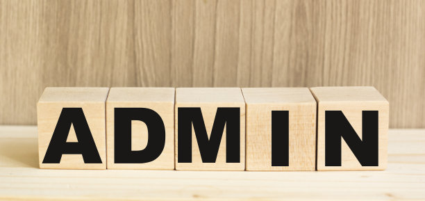管理员字建立与字母立方体在木桌上图片下载