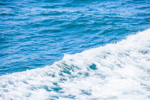 惊涛骇浪带着海水或船的船尾水在海面上的惊涛骇浪图片下载