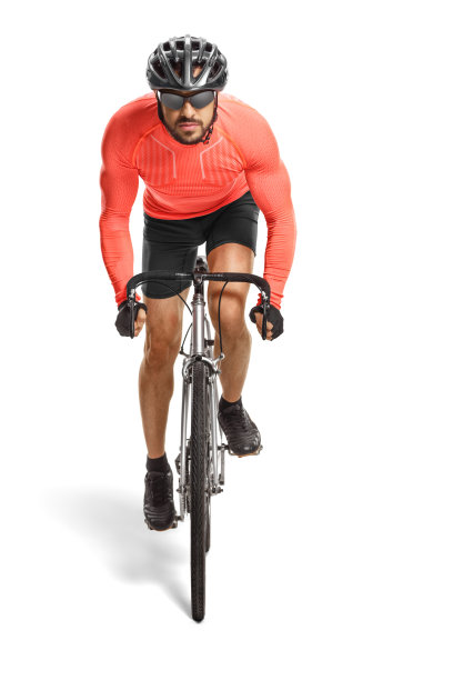 一个专业骑自行车的人的肖像与头盔和太阳镜骑一个定制的道路自行车对着相机图片下载