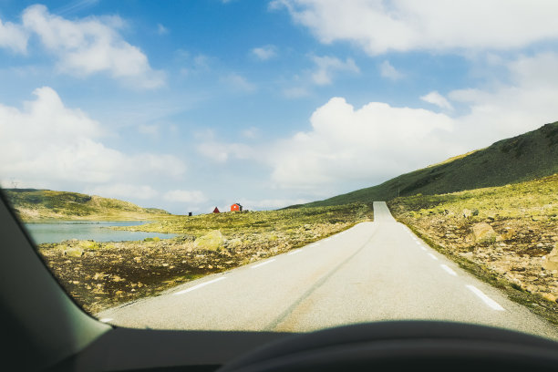 在阳光明媚的日子里，从汽车上俯瞰挪威的山路图片下载