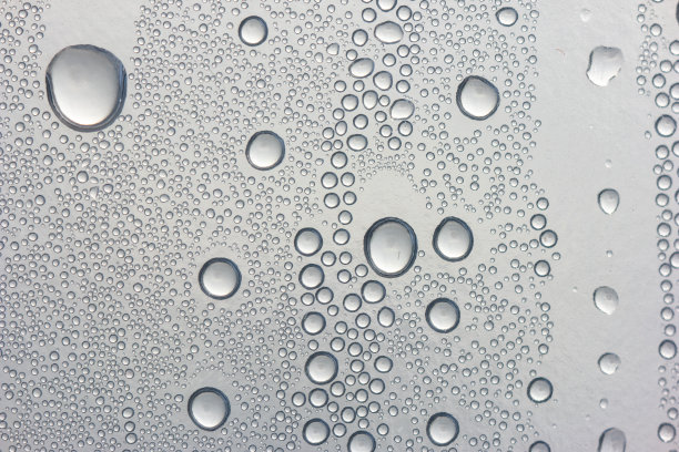 水滴凝结在塑料瓶背面点燃宏图片下载