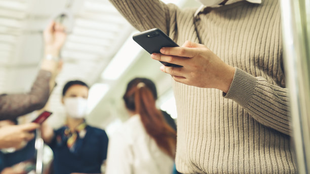 一群戴着口罩乘坐拥挤的地铁出行的人图片下载