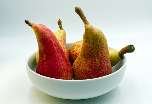 一盘煎蛋，夹在一片面包上，配上新鲜的莴苣图片下载