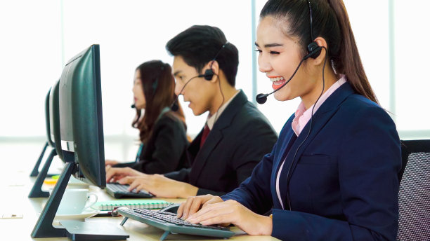 商务人员戴着耳机在办公室工作图片下载