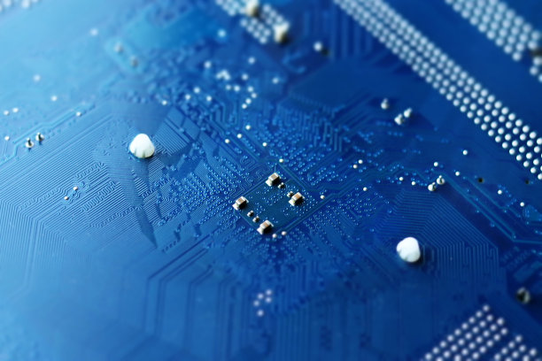 深蓝色电脑主板特写倾斜移位风格。有选择性的重点,散焦图片下载