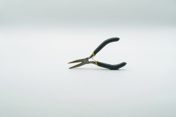 白色背景的钳子图片下载