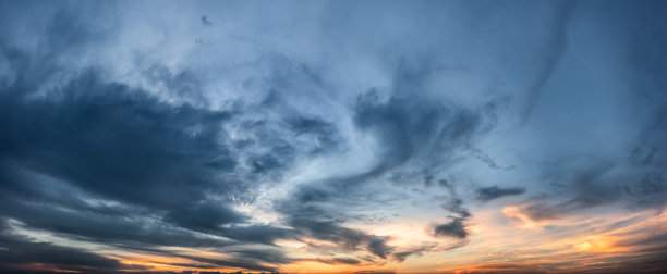 日出云景与美丽的橙色和蓝色明亮的光全景天空图片下载