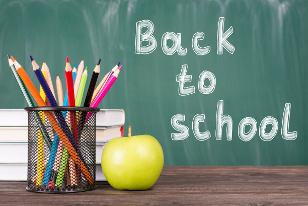回到学校的概念。近距离照片彩色蜡笔绿苹果教科书孤立在绿色黑板copyspace图片下载