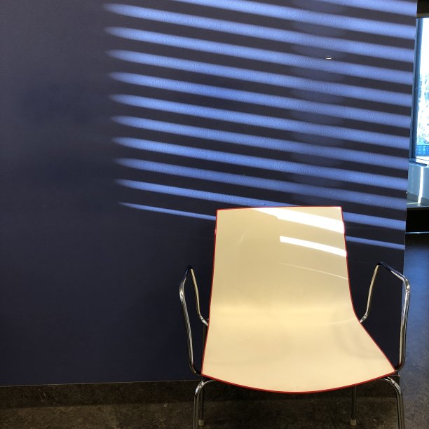 在候诊室的椅子上图片下载