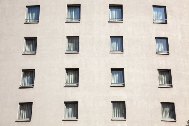 城市建筑正面的几排窗户。图片下载