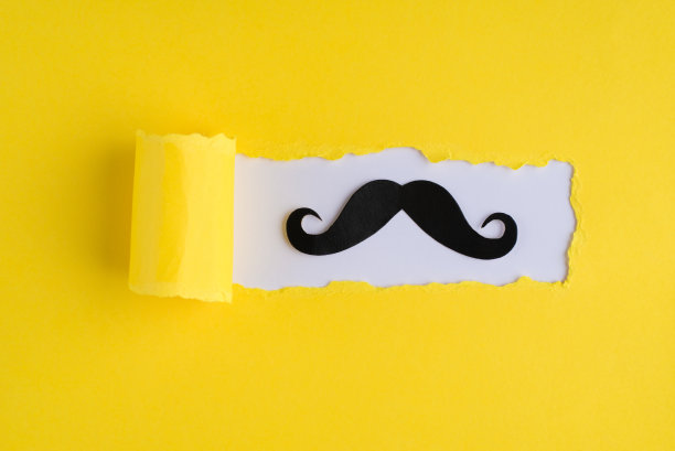 上面的俯瞰照片时髦的小胡子和撕黄纸在白色背景与copyspace图片下载