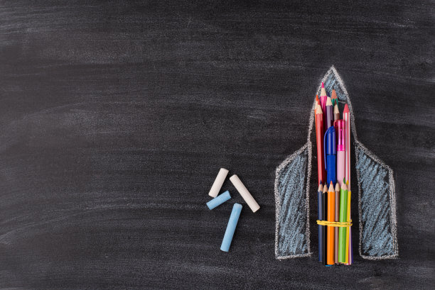 上面的俯视视图照片绘制的飞船和粉笔孤立在黑板背景与copyspace图片下载