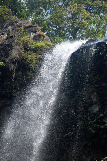 悬崖上的瀑布图片下载
