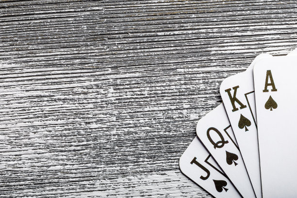 在灰色木制背景上玩纸牌。水平图像，复制空间，负空间图片下载