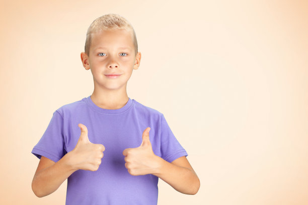 有趣的男孩竖起大拇指图片下载