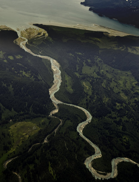 蜿蜒的河流，环状曲线被称为曲流，显示侵蚀的切割岸和点沙洲沉积，风景飞行冰川湾国家公园，阿拉斯加图片下载