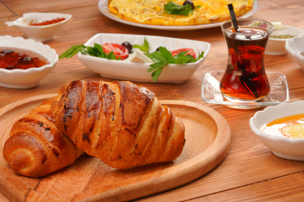 土耳其早餐羊角面包和茶图片下载