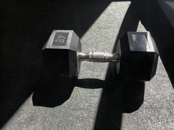 健身房地板上的哑铃图片下载