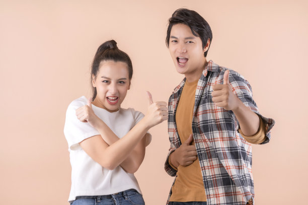 年轻迷人的亚洲夫妇有趣和活力好玩的照片拍摄在工作室孤立的颜色背景图片下载