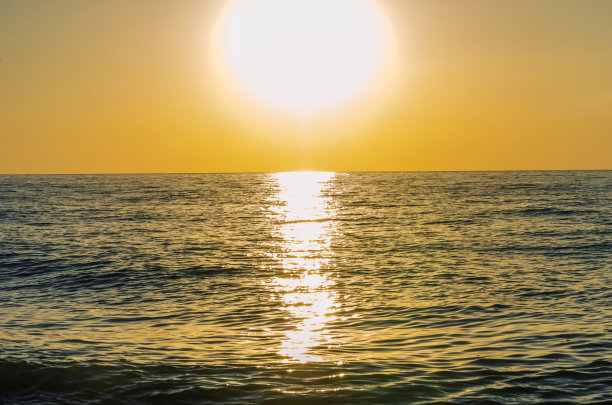 海上美丽的金色日落。夕阳西下，在海上扬帆远航。图片下载