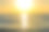 海上美丽的金色日落。夕阳西下，在海上扬帆远航。图片下载