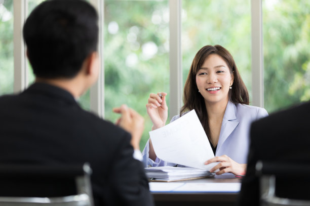 亚洲女商人在办公室谈论或讨论这个项目图片下载