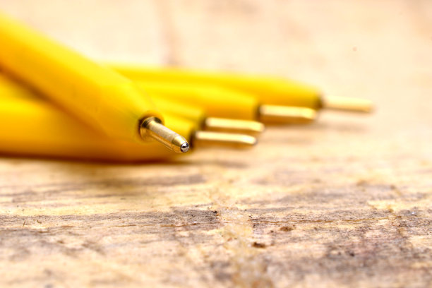 黄色的钢笔在木头背景上图片下载