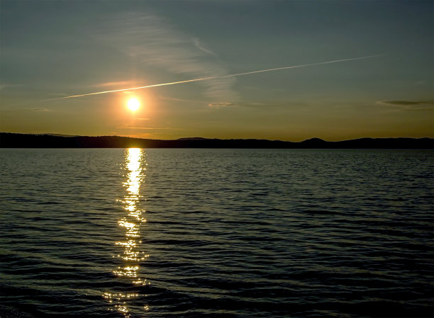 夕阳橙色的太阳在湖面上，秋天图片下载