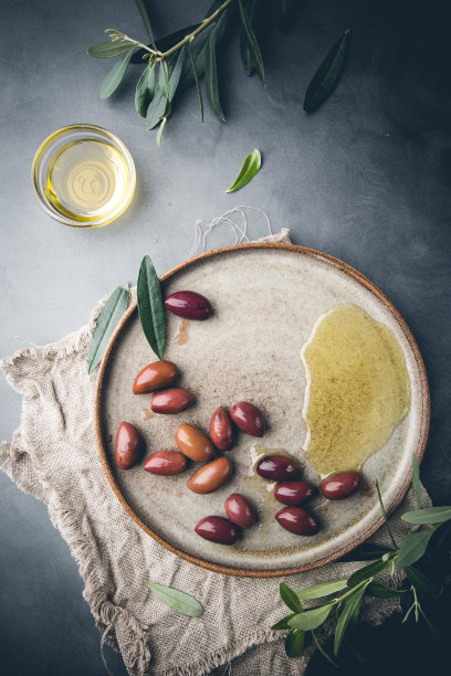 黑橄榄和橄榄油图片下载