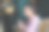 年轻女子使用笔记本电脑在家工作图片下载
