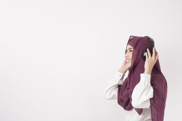 肖像美丽的妇女与头巾是享受听音乐的白色背景图片下载