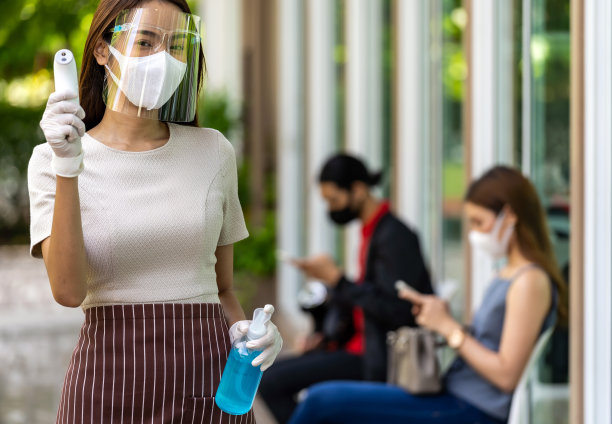 有社交距离排队的普通女服务员图片下载