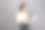 年轻的女商人正在灰色的背景下分析商业计划图片下载