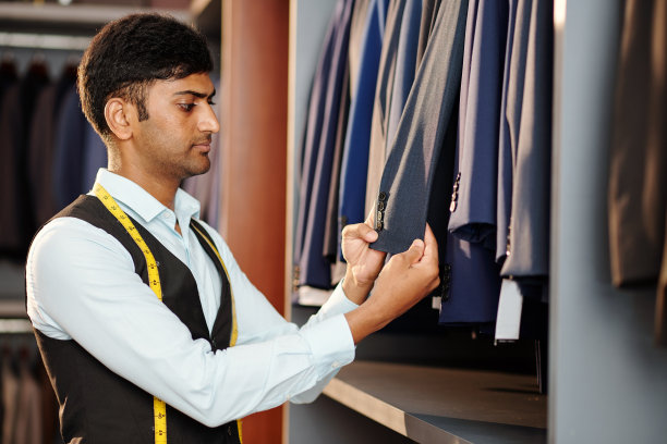 裁缝检查定制的夹克素材图片