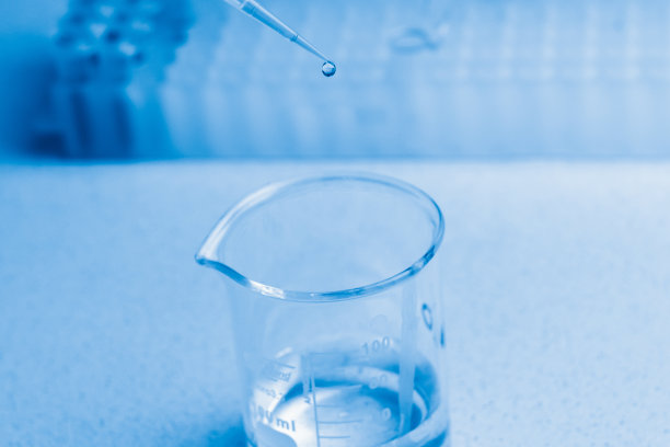 新型冠状病毒疫苗或药物的合成：化学分析过程中的临床实验室，使用自动移液器收集探针图片下载