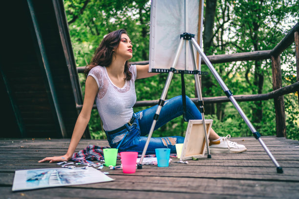 年轻女子正在画一幅画图片下载