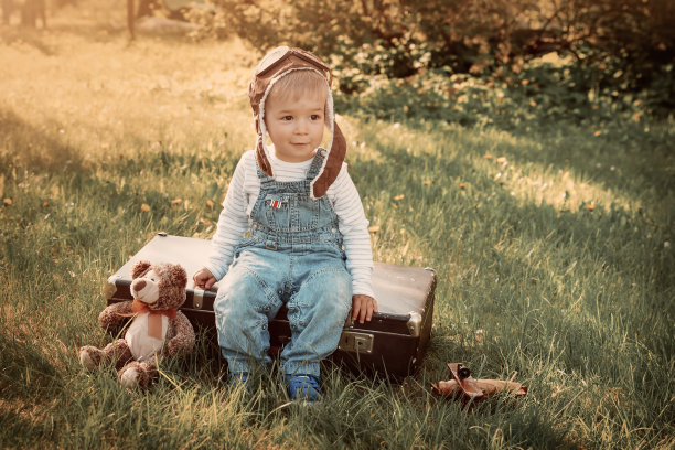 男孩戴着飞行员帽玩图片下载