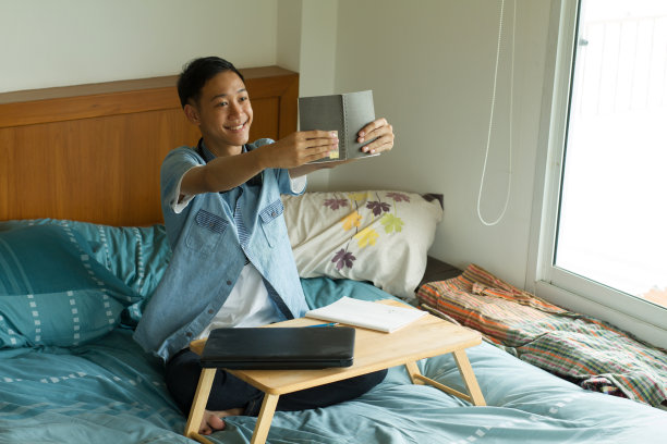 亚洲高中生在家学习图片下载