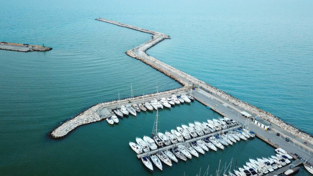 无人机俯瞰码头图片下载