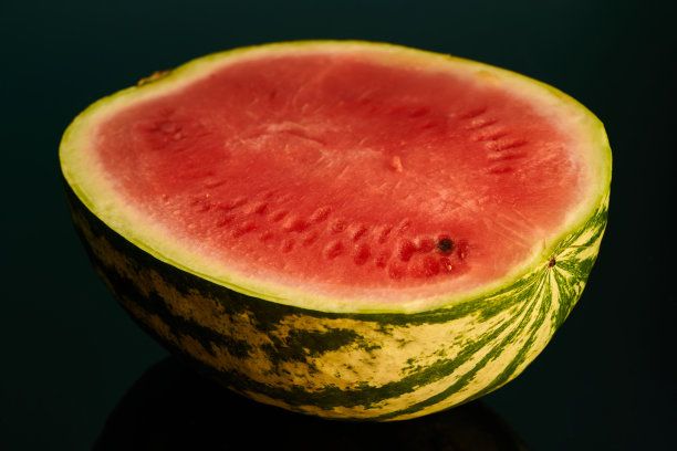 黑色背景上的西瓜片图片下载