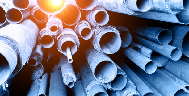 堆积的旧钢管图片下载