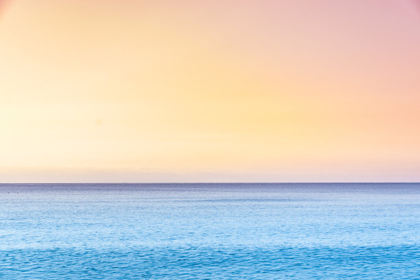 棉花糖般的天空和湛蓝平静的大海。图片下载