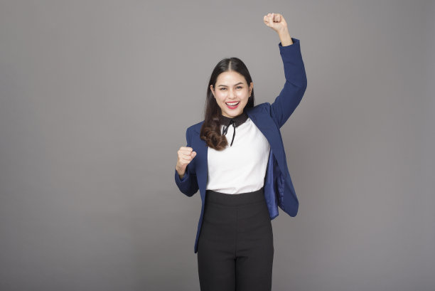 美丽的黑发女商人肖像在灰色的背景工作室图片下载