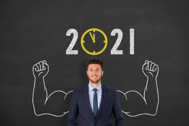 新年概念2021倒计时时钟在黑板背景上的人头图片下载