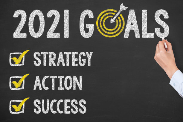 人类手写在黑板上写下2021年的目标图片下载