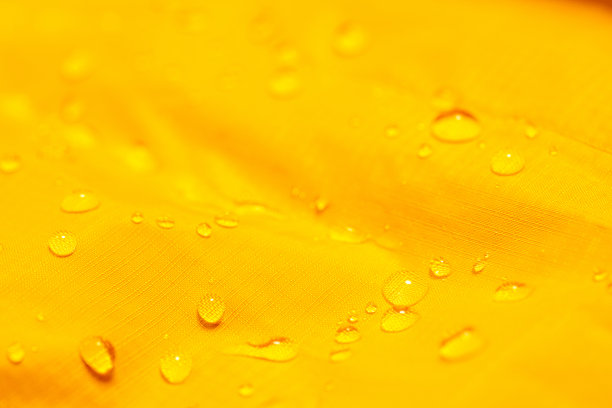 水滴在橙色防水织物上图片下载