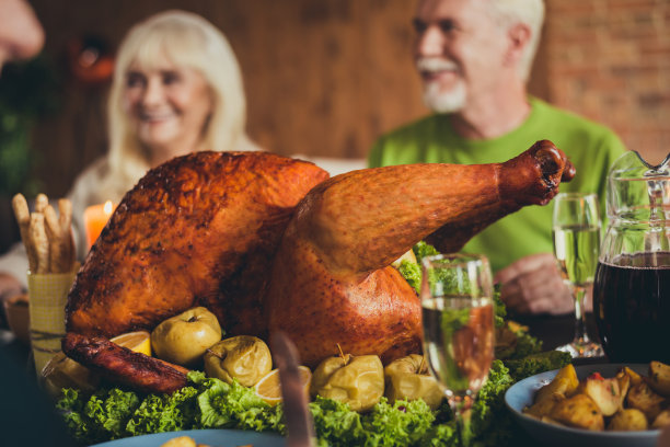 感恩节晚餐装饰火鸡装饰苹果的照片家庭聚会晚上房子客厅室内图片下载