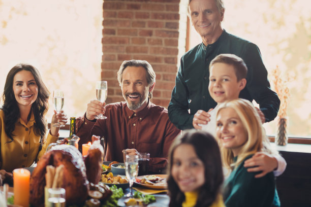 照片的节日服务桌子，家庭活动，问候，举杯，友好的亲戚客厅室内图片下载