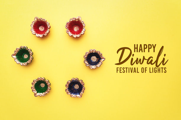 快乐的排灯节-粘土Diya灯点燃在排灯节，印度节日的灯庆祝。五彩缤纷的传统油灯迪娅图片下载